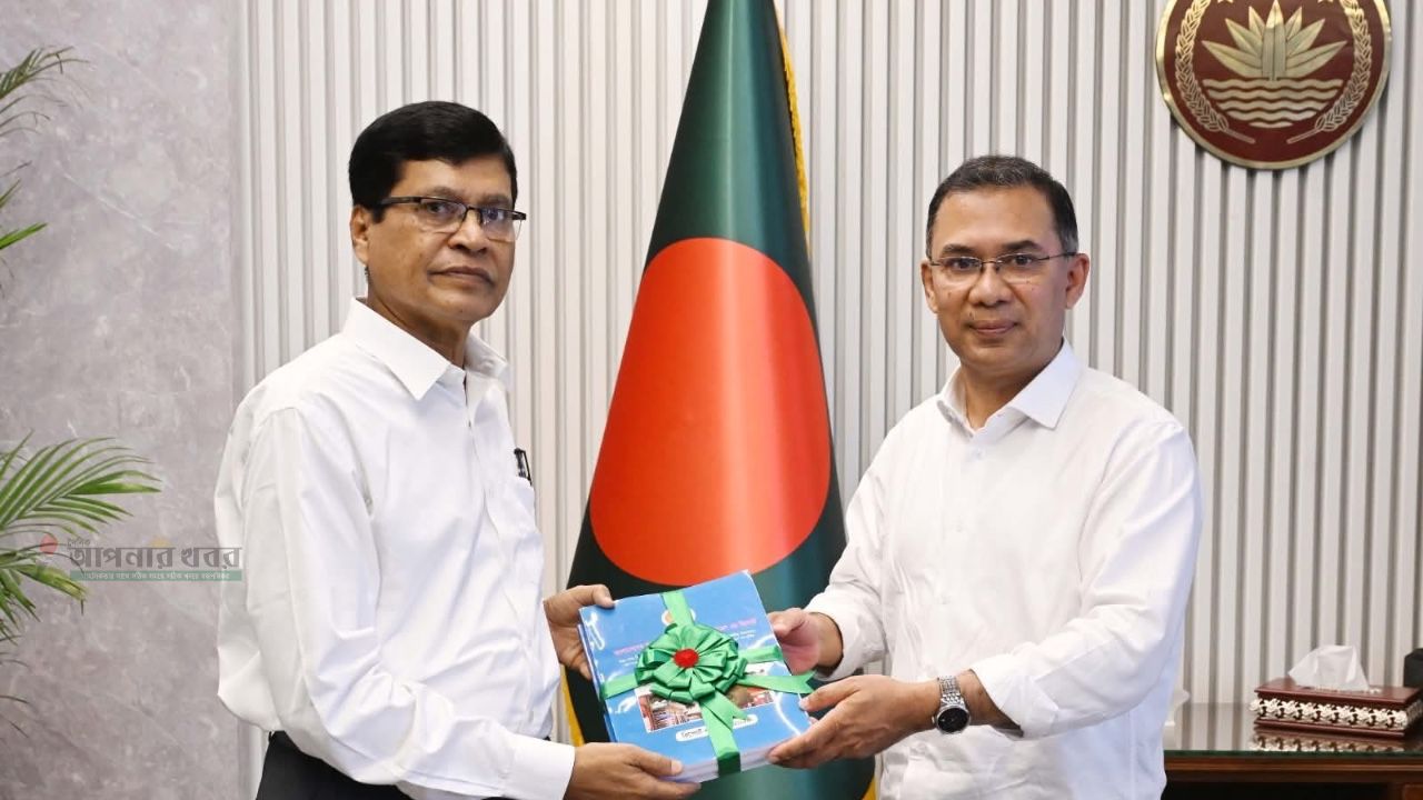 সরকারের প্রস্তুতকৃত ৩৮টি প্রকল্পের অডিট রিপোর্ট মাননীয় প্রধানমন্ত্রী জনাব তারেক রহমান এর নিকট পেশ করেন।