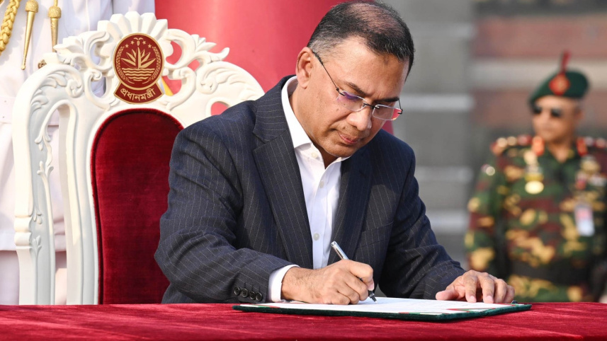 বাংলাদেশ গণপ্রজাতন্ত্রী সরকারের মাননীয় প্রধানমন্ত্রী জনাব তারেক রহমান রাষ্ট্র পরিচালনায় জনগনের দৃষ্টি আকর্ষণ করেন।
